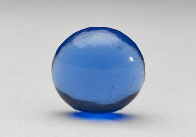 图片[2]-Glass Go chess pieces with black-lacquered containers decorated with gold-painted patterns.-China Archive